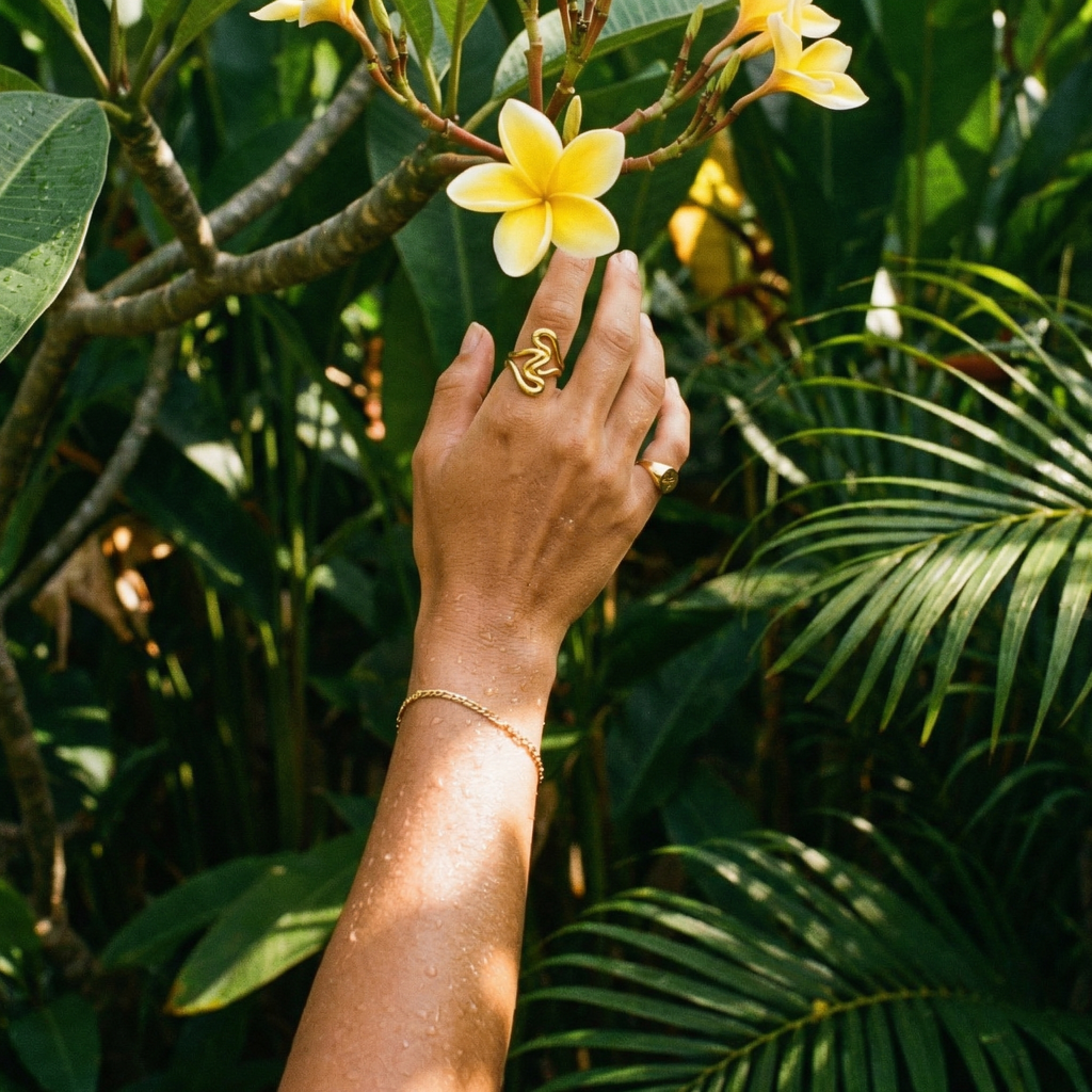 Forma Sculptural Ring – 14K Gold Waterproof